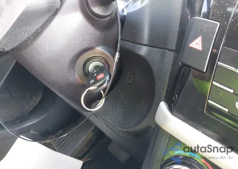 2014 Toyota Corolla Le Plus z USA, uszkodzony, nr VIN 2T1BURHE7EC225790